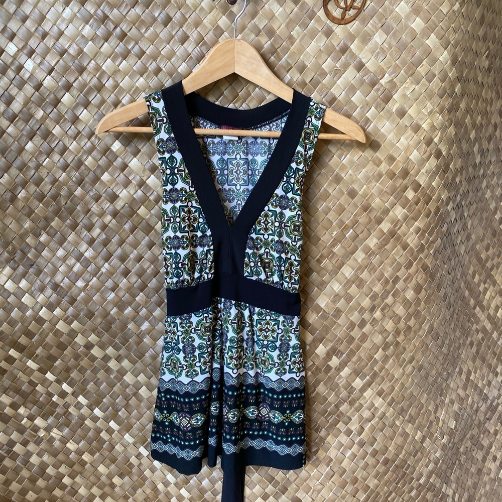 Sleeveless top with tie